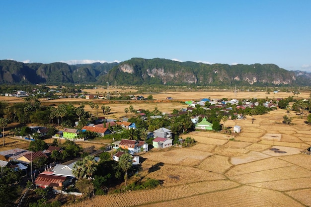 vistas de pueblos y granjas cosechadas