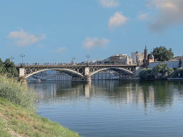 Vistas del puente Triana sobre el río Guadalquivir en Sevilla, España