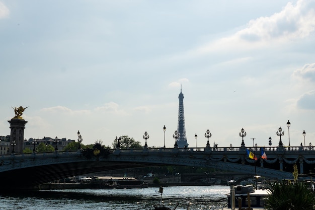 Vistas desde el río Sena hasta el Puente Alejandro III y la Torre Eiffel