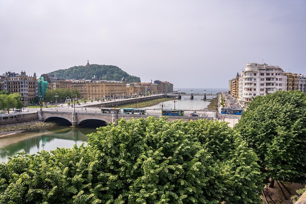 Vistas del río Urumea desde arriba en la ciudad de San Sebastián Gipuzkoa