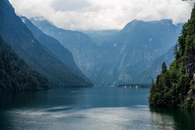 Foto vistas sobre el lago konig y las montañas