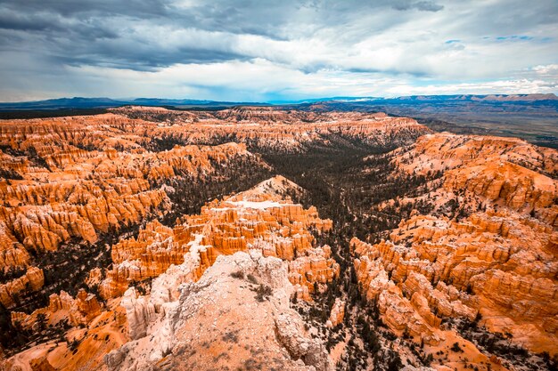 Con vistas a una tarde nublada desde Inspiration Point en el Parque Nacional Bryce. Utah, Estados Unidos