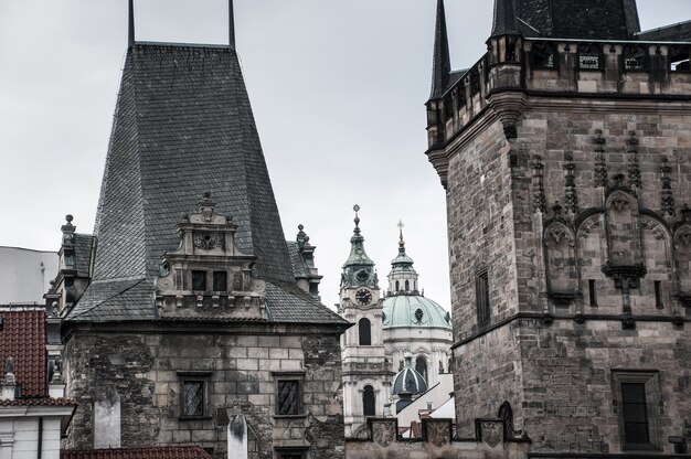 Vistas urbanas de la ciudad de Praga en invierno.