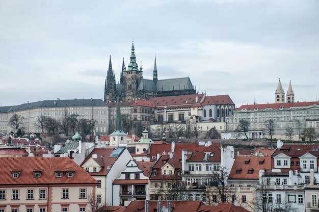 vistas urbanas da cidade de Praga no inverno