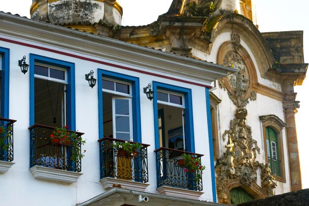 Vistas vintage da bela varanda nas ruas da famosa cidade histórica de Ouro Preto Minas Gerais Brasil