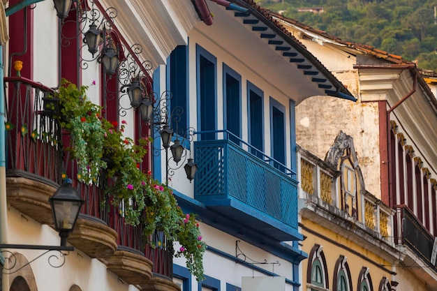 Vistas vintage da bela varanda nas ruas da famosa cidade histórica de Ouro Preto Minas Gerais Brasil