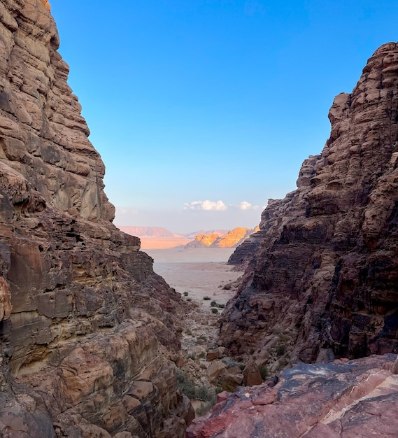 Vistazo entre las montañas del desierto de Wadi Rum en Jordania