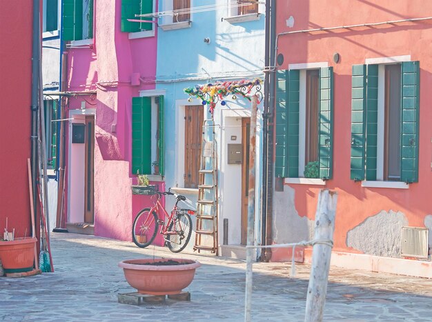 Vistazo a la pequeña plaza de Burano