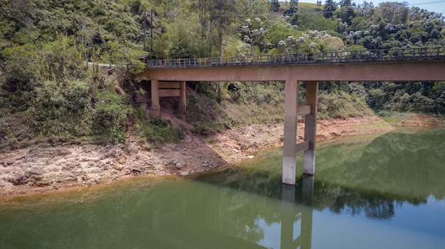 Visto de cima, praias e lagoas em uma natureza maravilhosa e coloridas com vegetação