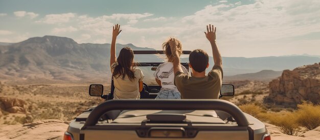 Visto por detrás de un padre madre e hija montando en un jeep atmósfera feliz agitando las manos mientras viajan a la colina