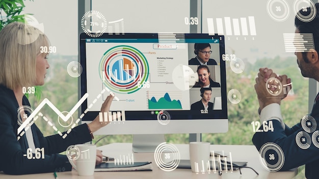 Visual creativo de gente de negocios en una reunión de personal corporativo en videollamada