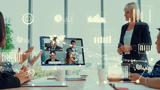 Visual criativo de executivos em uma reunião de equipe corporativa em videochamada