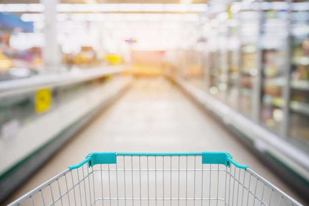 Visualização do carrinho de compras no fundo do corredor do supermercado