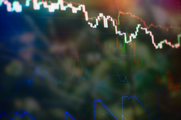 Visualización de cotizaciones bursátiles. Gráfico de negocio. Tendencia bajista alcista. Gráfico de velas tendencia alcista tendencia bajista. Fondo del gráfico de negocio: análisis de contabilidad empresarial en hojas de información.