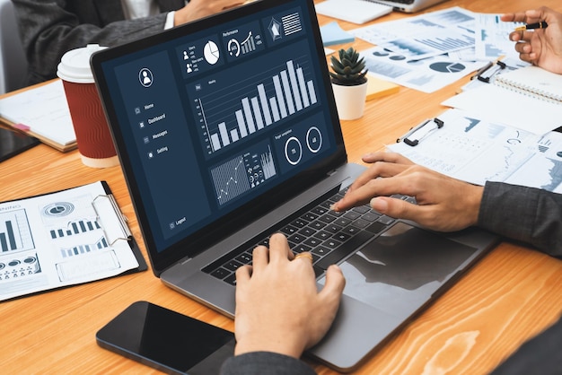 Visualización de datos del tablero financiero en la pantalla del portátil Concord