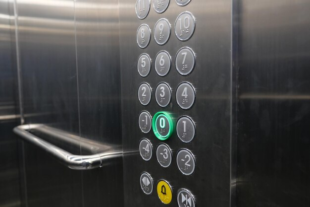 Foto visualización de números electrónicos en pantalla en un ascensor.