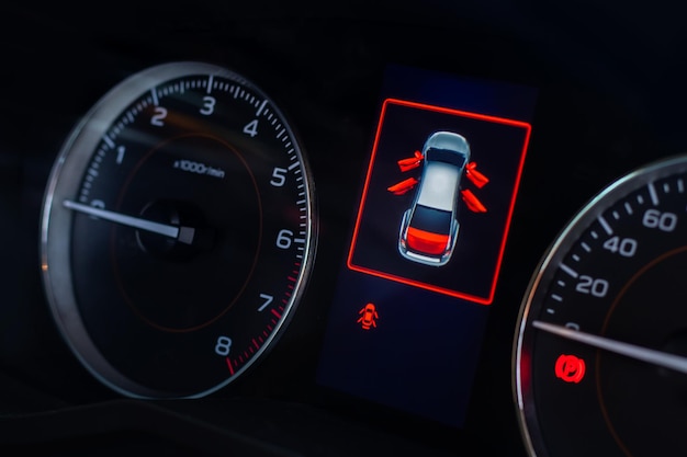 Visualización en pantalla de la luz de advertencia del estado del automóvil en los símbolos del panel del tablero que muestran los indicadores de falla