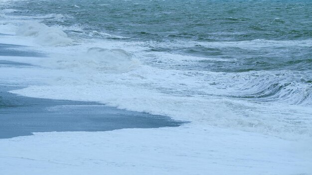 La vitalidad de la energía azul y el agua oscura enormes olas marinas chocan poderosamente en la tormenta estática