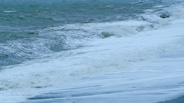 Vitalidade da energia azul e água escura enormes ondas do mar batem poderosamente em tempestade estática