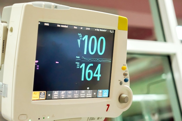 Vitalzeichen und Herzfrequenzmonitor im Krankenhaus mit Zahlen der Herzfrequenz und des Impulses