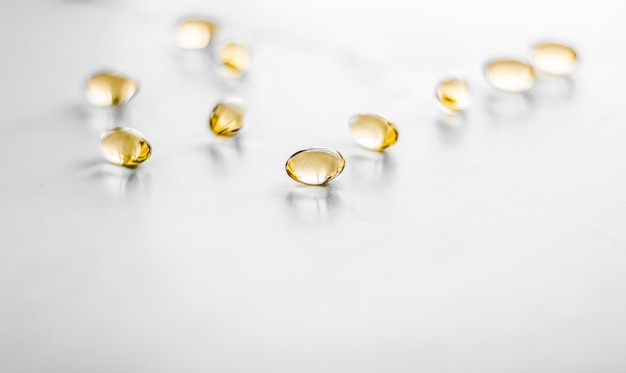 Vitamin D und goldene Omega-3-Pillen für gesunde Ernährung Ernährung Fischöl Nahrungsergänzungsmittel Pille Kapseln Gesundheitswesen und Medizin als Apothekenhintergrund