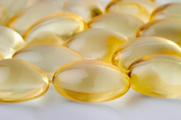 Vitamin D3 Kapseln, Omega 3 zur Stärkung der Immunität und zum Schutz vor Viren auf weißem Hintergrund