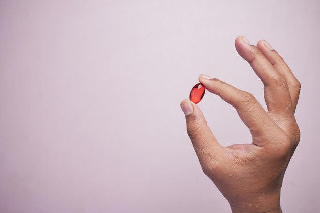 Vitamin-Haarkapselöl zur Hand