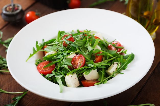 Vitamin-Salat aus frischen Tomaten, Kräutern, Feta-Käse und Leinsamen. Diät-Menü.