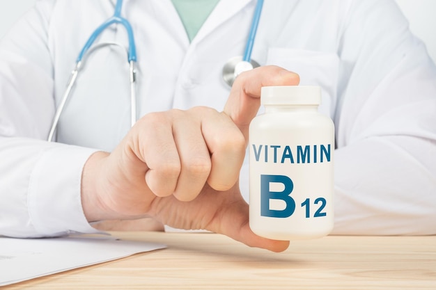 Vitamina B12 y suplementos para la salud humana. El médico recomienda tomar vitamina B12. El médico habla sobre los beneficios de la vitamina B12. Vitaminas y minerales esenciales para el ser humano. Concepto de salud de vitamina B