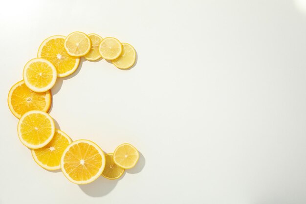 Vitamina C en cítricos sobre fondo naranja