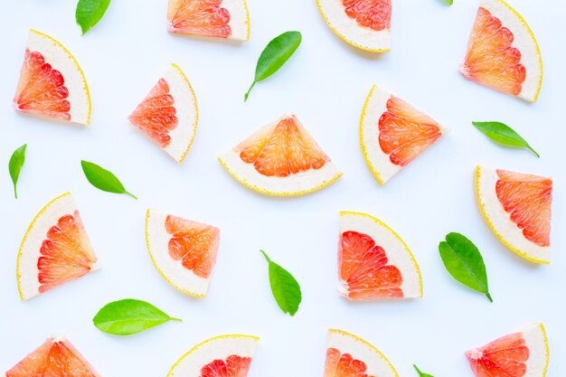 Vitamina c. fatias de toranja suculenta com folhas em branco