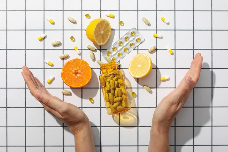 Vitamina C en frasco en forma de tabletas.