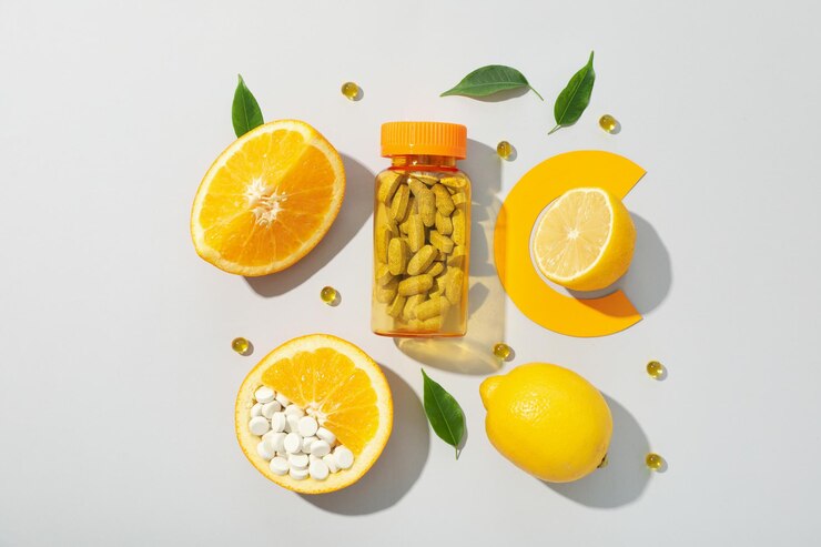 Vitamina C en frasco en forma de tabletas.