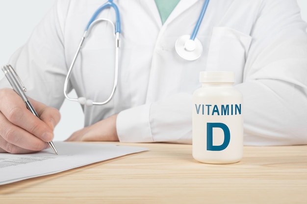 Vitamina D y minerales esenciales para el ser humano. El médico recomienda tomar vitamina D. El médico habla sobre los beneficios de la vitamina D. Vitamina D - Concepto de salud