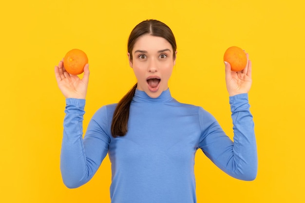 Vitamina y dieta mujer con alimentos saludables salud por pomelo fresco orgánico natural