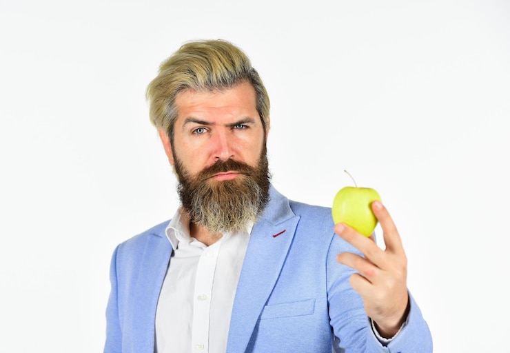 Foto vitamina e dieta colheita de frutas empresário de sucesso segurando uma maçã almoço de negócios educação como negócio negócio de fazenda de maçãs a apple se tornou símbolo de imortalidade e tentação do conhecimento