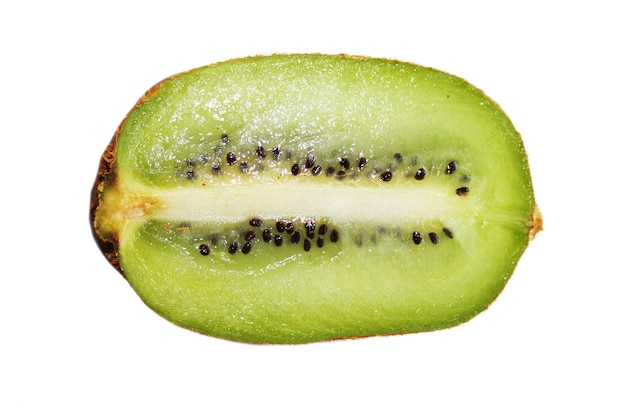 Vitamina sabrosa medio kiwi sobre un fondo blanco aislado