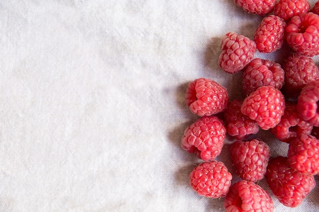 Vitaminas. bagas de verão. fundo de framboesas. feche acima, vista superior, produto de alta resolução. conceito de colheita