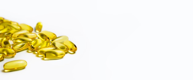 Vitaminas en cápsulas de aceite de pescado omega 3 y vitamina D sobre un fondo blanco Banner