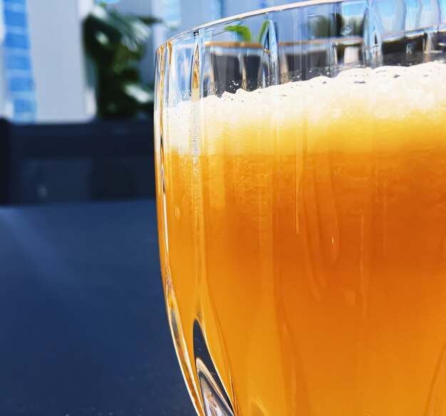 Vitaminas de frutas de bebida saudável e suco de laranja fresco de menu de bebidas em comida de restaurante de luxo ao ar livre ...