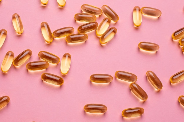 Vitaminas omega 3 6 9 óleo de peixe, vitamina d em uma rosa