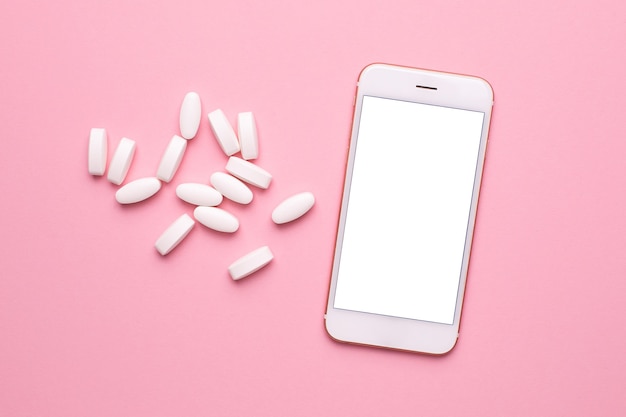 Vitaminas para celular e pílula branca em rosa