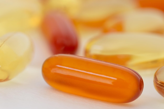 Vitaminas y suplementos saludables sobre fondo blanco