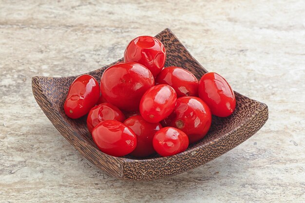 Vitaminas en vinagre de tomate rojo marinado