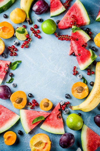 Vitaminlebensmittelkonzept, verschiedene Frucht- und Beerenwassermelonenpfirsichminzenpflaumenaprikosen-Blaubeerkorinthe