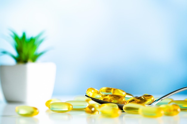 Vitaminpräparate, Fischöl in gelben Omega-3-Kapseln.