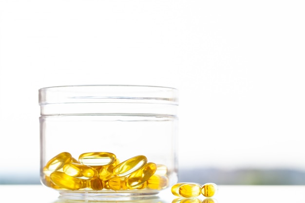 Vitaminpräparate, Fischöl in gelben Omega-3-Kapseln.