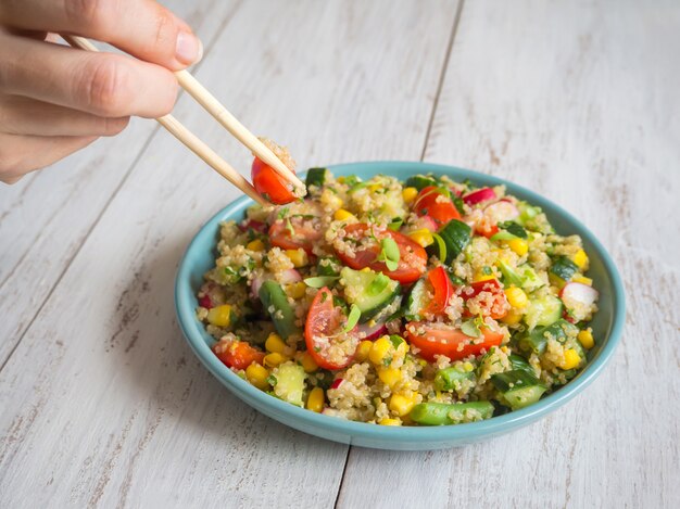 Vitaminsalat mit Quinoa und Mais.