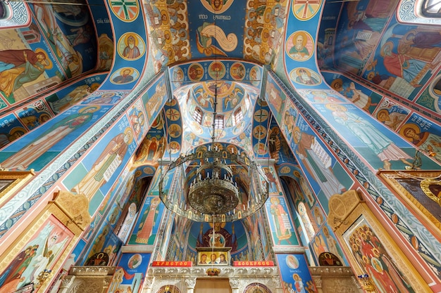 VITEBSK BIELORRÚSSIA AGOSTO DE 2019 cúpula interior e olhando para um antigo teto de igreja ortodoxa e abóbada com afresco