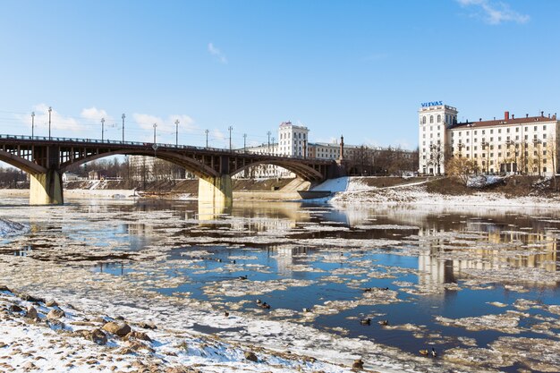 VITEBSK, BIELORRUSIA 20 DE MARZO DE 2016: Puente de Kirov en nevadas